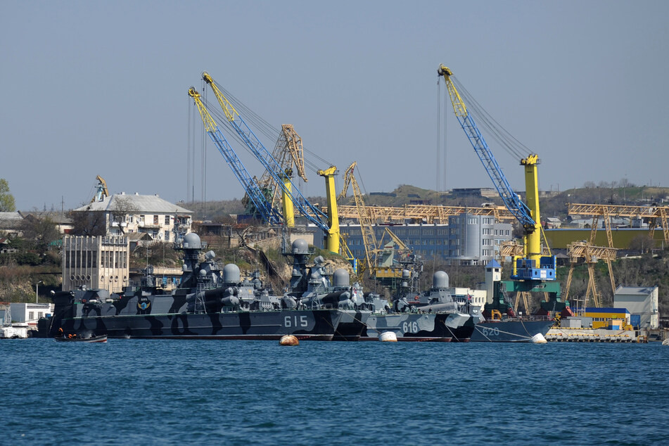 Das russische Minenräumschiff "Iwan Golubez" wurde bei einem ukrainischen Drohnenangriff in der Nacht zu Samstag beschädigt. Es liegt momentan im Hafen der Schwarzmeerflotte in Sewastopol (Krim) vor Anker.