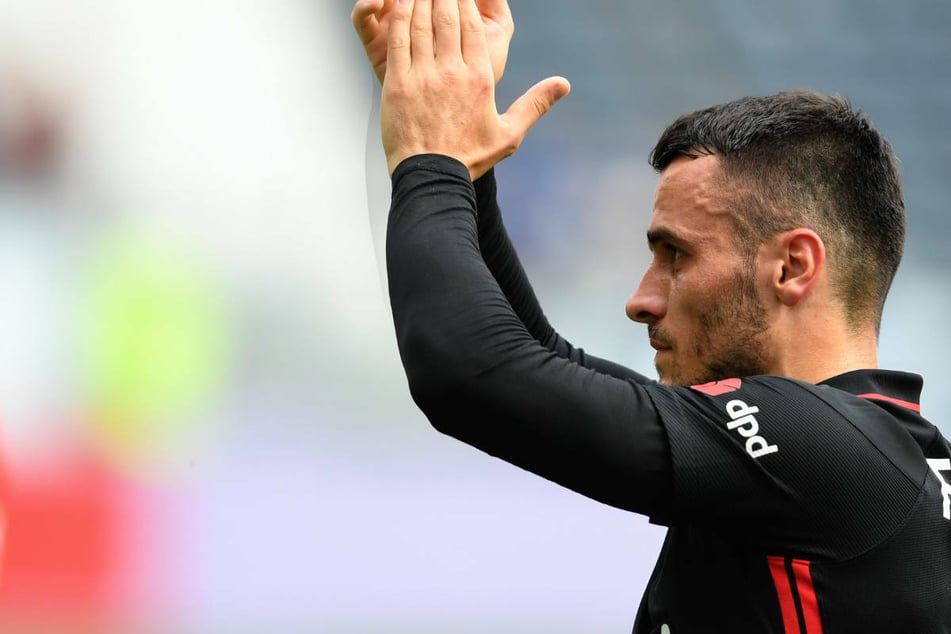 Filip Kostic (28) bedankt sich nach dem Testspiel gegen AS Saint-Étienne Ende Juli bei den Fans von Eintracht Frankfurt. Diese wollen dem 28-Jährigen offenbar die Querelen der letzten Zeit verzeihen.