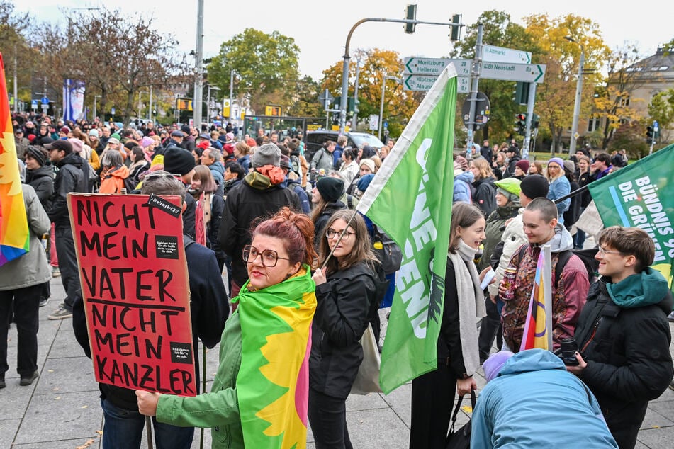 Eine Demonstrantin hielt ein Schild mit der Botschaft "Nicht mein Vater, nicht mein Kanzler" in die Luft.
