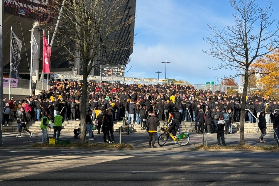 Zwei Stunden vor dem Anpfiff sammeln sich die Dynamo-Fans vor den Stadiontoren.