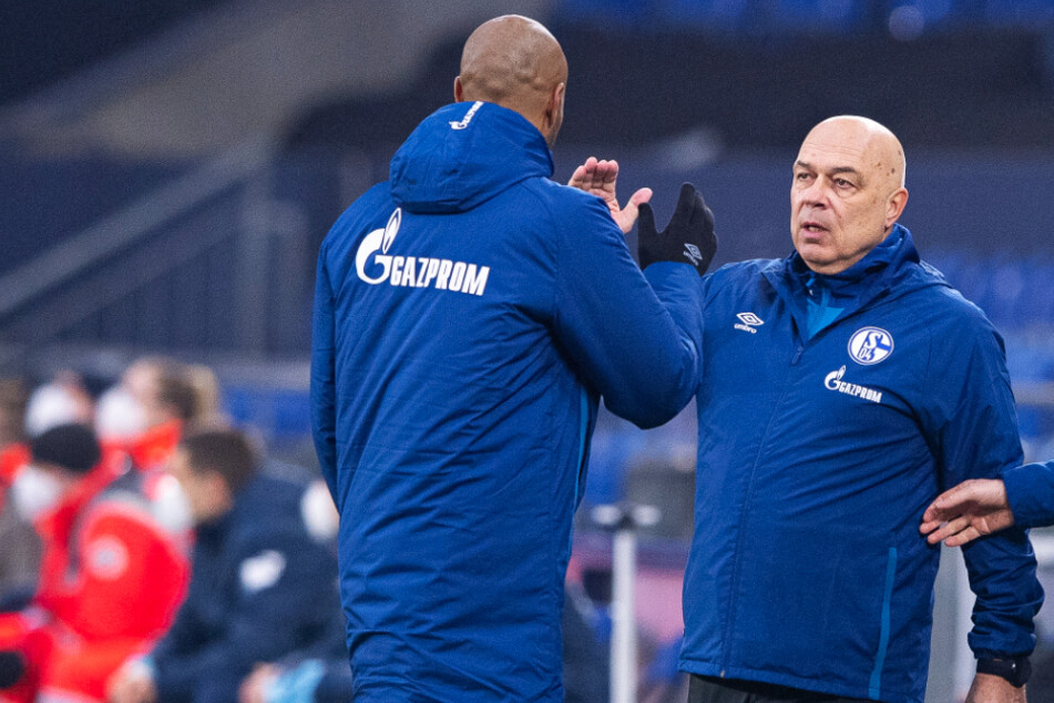 Abklatschen nach einem eigenen Tor - das hatte bis zu dieser Partie Seltenheitswert bei S04! Diesmal durften Coach Christian Gross (r.) und Co-Trainer Naldo das sogar viermal tun.