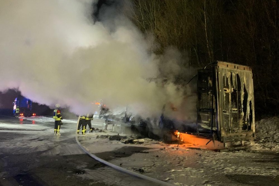 Wegen des brennenden Lastwagens war die A3 bei Passau in Bayern zeitweise komplett gesperrt.