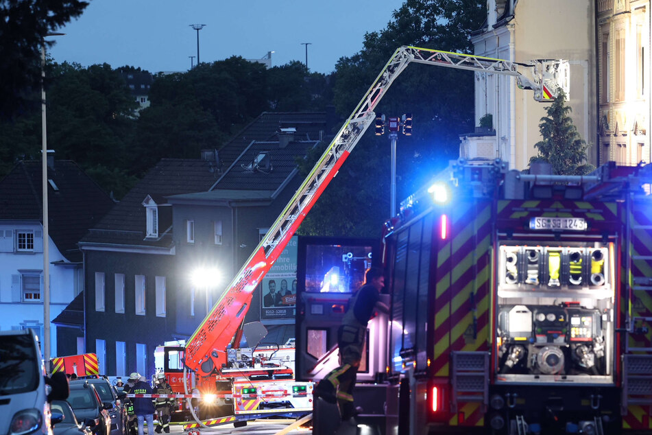 Anwohner beobachten dichten Rauch und schlagen Alarm: Feuer in Mehrfamilienhaus