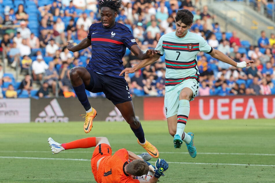 Rodrigo Ribeiro (20, r.) 2022 bei der U17-EM im Einsatz für Portugal.