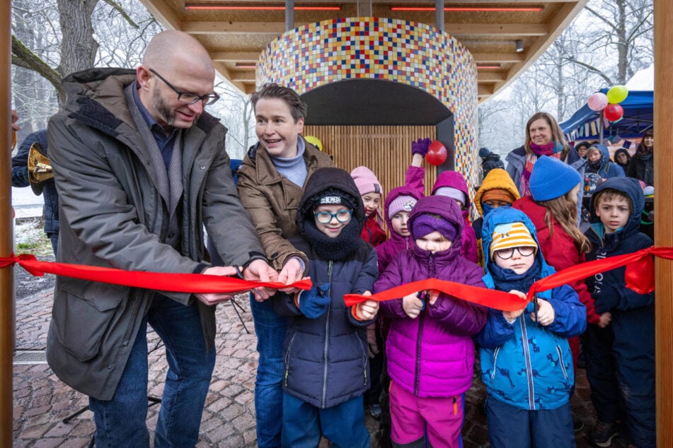 Die Kinder der Kita "Glückskäfer" durften das Rote Band zur Einweihung durchschneiden.