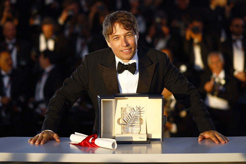 Director Sean Baker, Palme d'Or award winner for Anora, poses during a photocall after the closing ceremony of the 77th Cannes Film Festival.