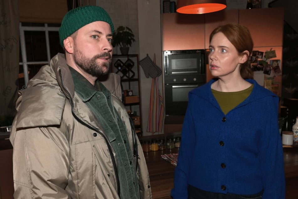 John liefert Toni Informationen zum Tod von Alvaro Castillo.