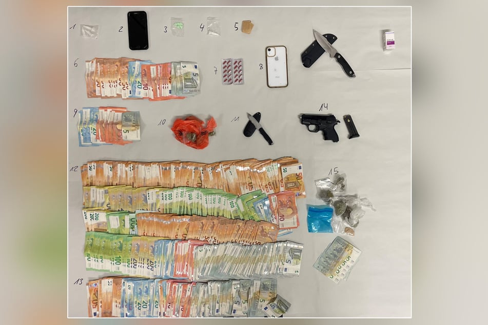 Die Polizei stellte in Köln-Kalk mehre Waffen, Drogen aller Art und Bargeld sicher.
