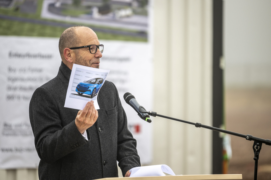Meeranes Bürgermeister Lothar Ungerer (67, parteilos). Der Baukasten für beide Ford-E-Modelle soll von Volkswagen geliefert werden.