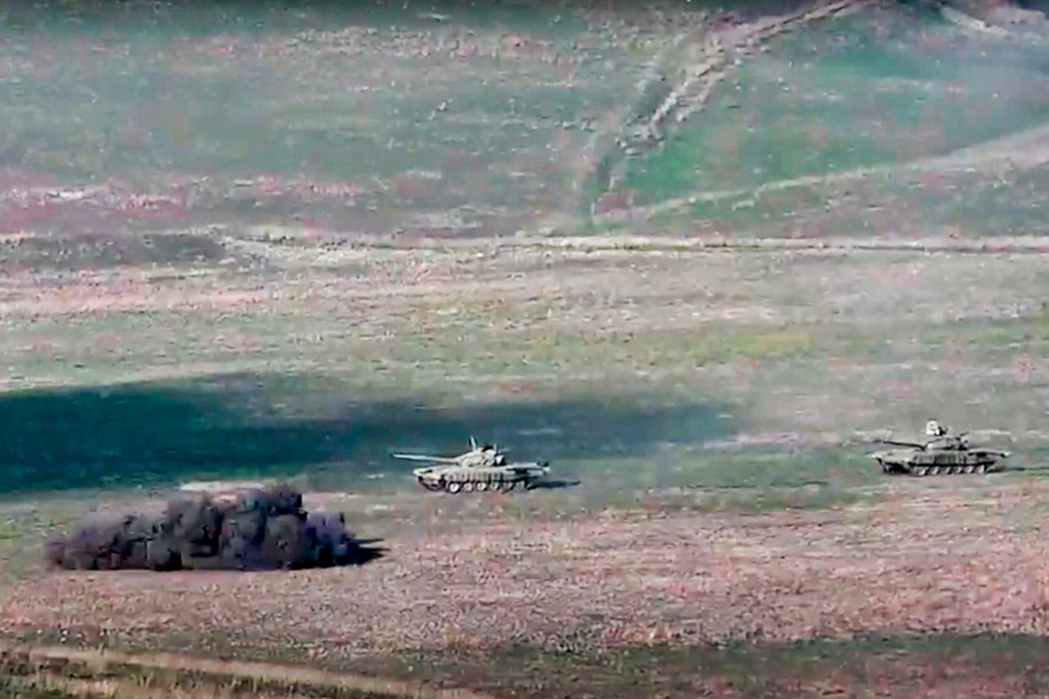 Laut armenischem Verteidigungsministerium zeigt das Foto, wie armenische Streitkräfte einen aserbaidschanischen Panzer an der Kontaktlinie der Republik Berg-Karabach in Aserbaidschan zerstören.