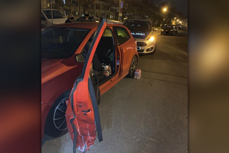 Ein am Straßenrand geparkter VW wurde zum Opfer eines betrunkenen Autofahrers.