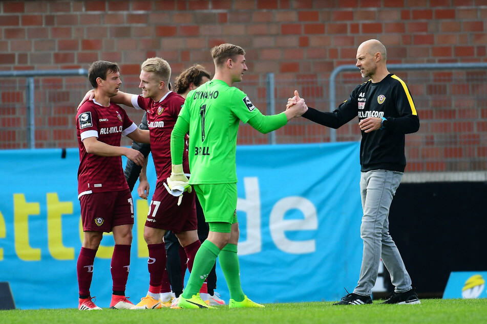 Dynamo-Trainer Alexander Schmidt (52, r.) und Keeper Kevin Broll (25, 2.v.r.) klatschen sich nach dem 2:0-Sieg in der Vorwoche gegen Uerdingen ab.