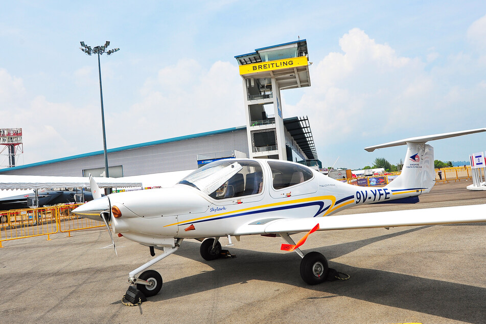 Mit einer "Diamond Star DA40" flog ein Pilot die Botschaft in den Himmel. (Symbolbild)