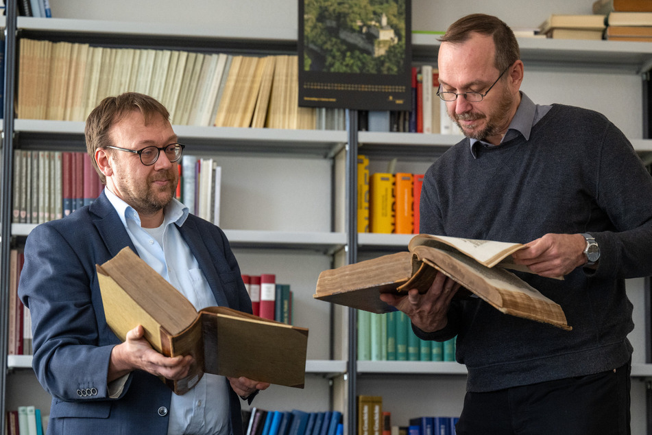 Mitarbeiter des Instituts erforschen die Geschichte Sachsen-Anhalts in alten Aufzeichnungen.