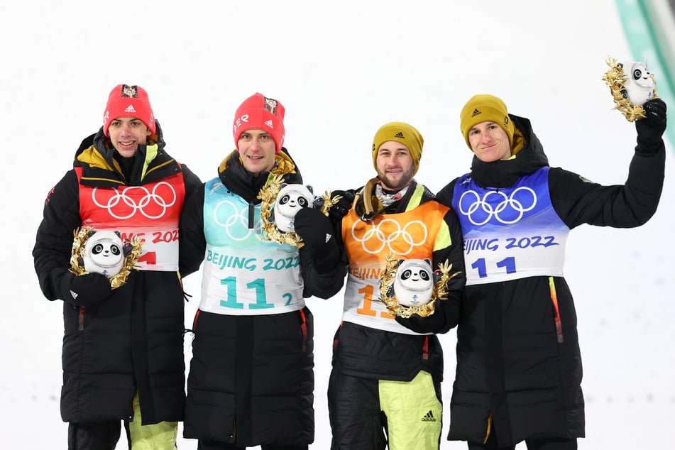 Die deutschen Skispringer dürfen im Weltcup in Zukunft nur noch mit fünf anstatt wie bisher sechs Sportlern an den Start gehen - sehr zum Leidwesen von Markus Eisenbichler (32, 2.v.r.).