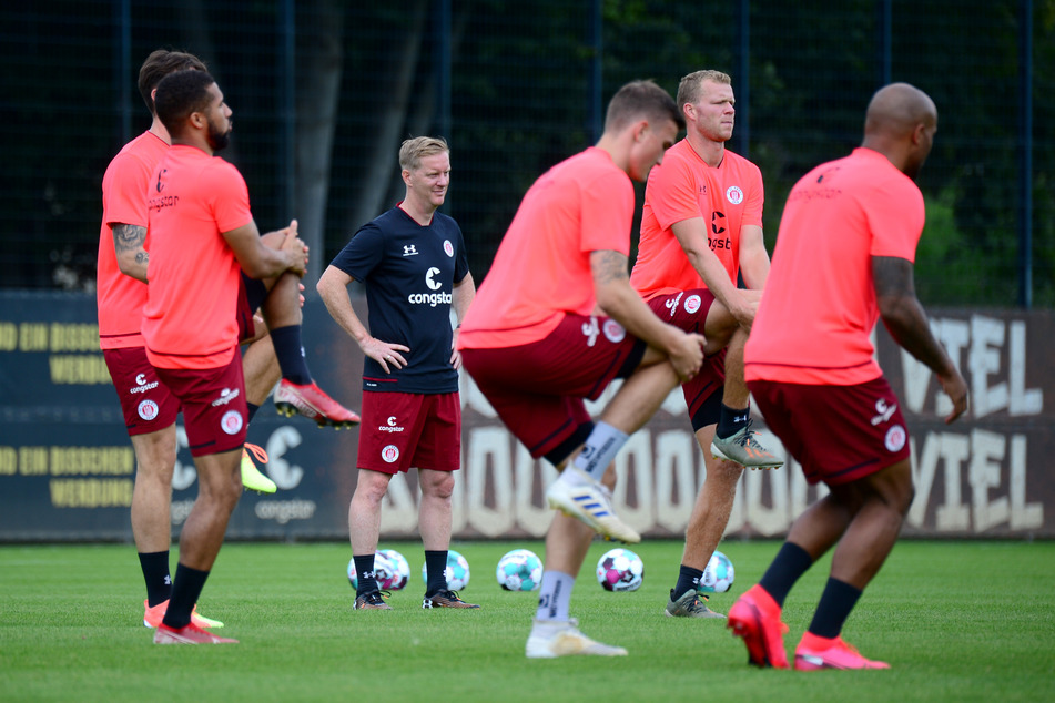 Trainer Timo Schultz verfolgt das Training der Mannschaft.