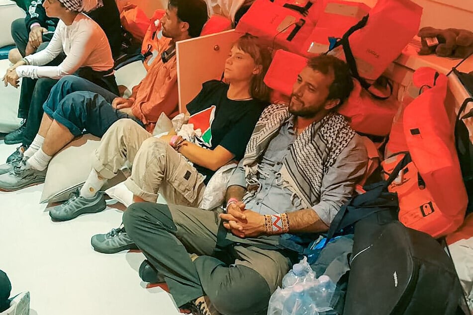 Dieses vom israelischen Außenministerium veröffentlichte Bild zeigt Greta Thunberg (M.) zusammen mit anderen Aktivisten nach der Festnahme vor wenigen Tagen.