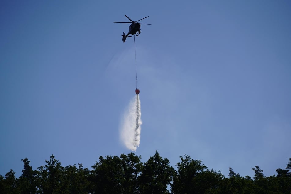 Verheerender Waldbrand in Sachsen: Löschhubschrauber aus Dresden im Einsatz