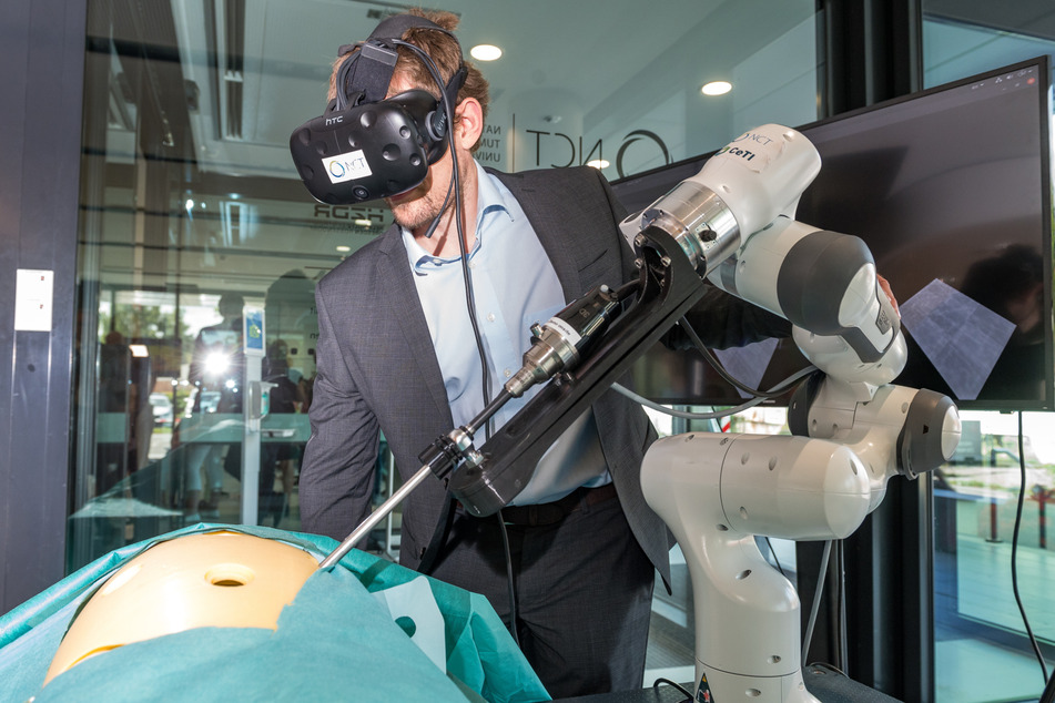 Auch Anwendungen, bei denen Chirurgen mit Datenbrillen ins Körperinnere der Patienten blicken können, werden am Dresdner Zentrum erforscht.