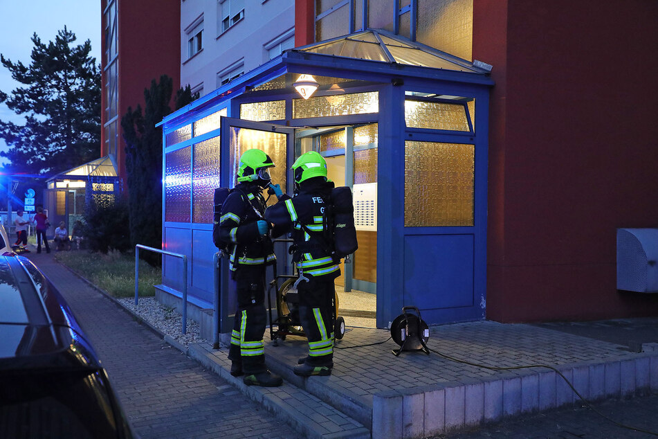 Mit spezieller Ausrüstung betraten die Kameraden der Feuerwehr das Gebäude, um die Konzentration möglicher Gefahrstoffe zu messen.