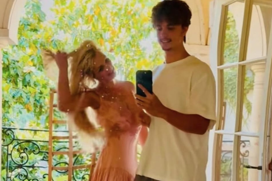 Britney Spears' son Jayden (r.) is reportedly begging his mom to let up with her erratic social media posts.