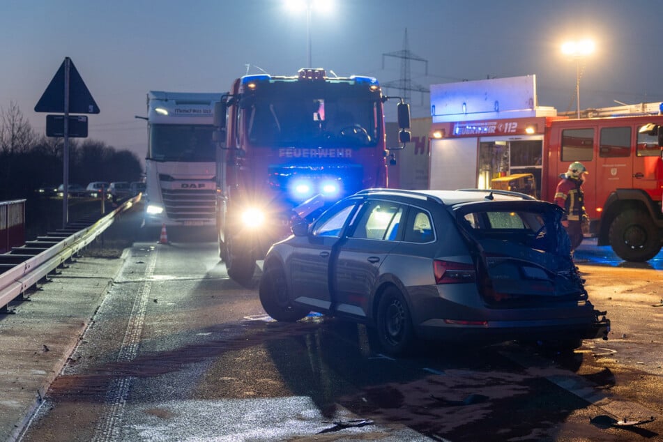 Unfall A4: Schwerer Unfall auf der A4: Vier Menschen nach heftigem Crash verletzt