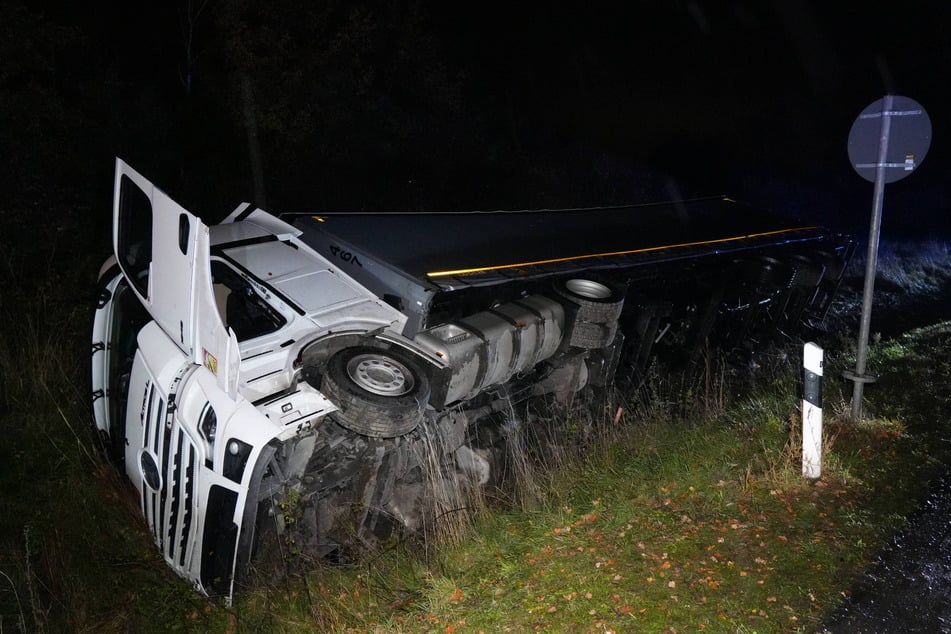 Ein Lkw kippte von der A9 in den Graben.