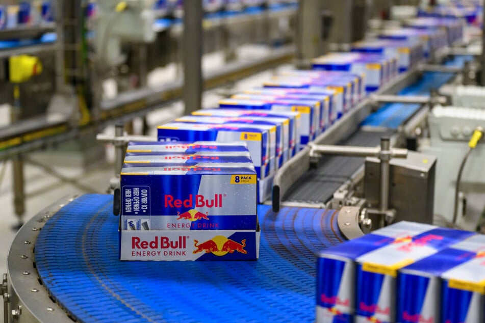 Wenn es nach dem Red-Bull-Konzern geht, dann sollen die Dosen des Energiedrinks in Zukunft nicht nur in Brandenburg abgefüllt, sondern auch gleich hergestellt werden.