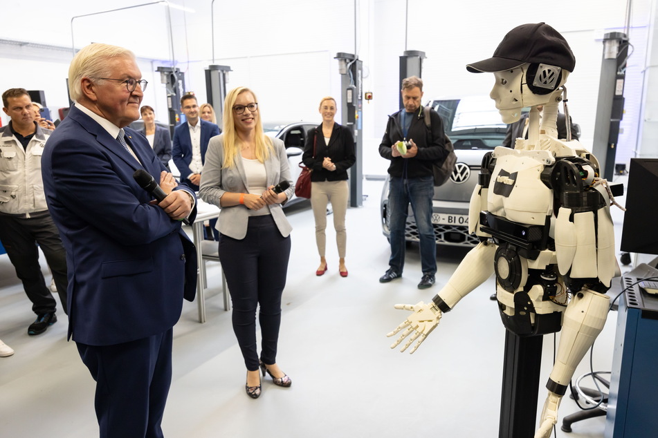 Zum Abschluss von Steinmeiers Info-Runde grüßte erneut ein Roboter.