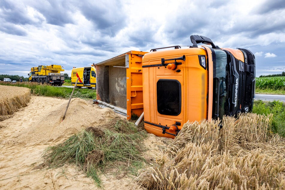 Im Zuge des Unfalls verlor der Lastwagen jede Menge Sand und Grünschnitt.