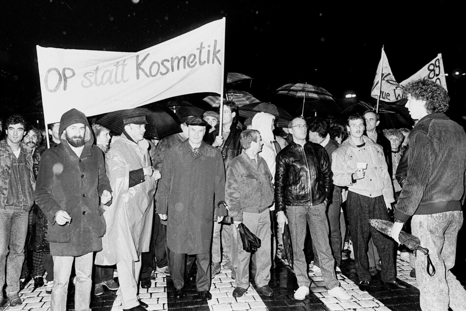 Bei den Montagsdemonstrationen 1989 sprach "Bergatschow" (4.v.l.) mit den Demonstranten.