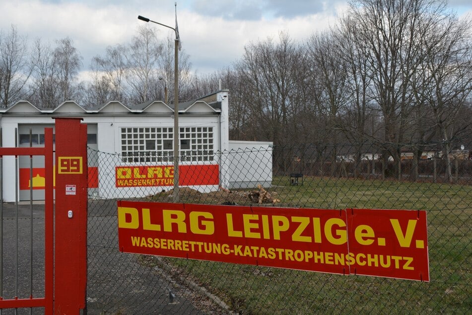 Für eine neue Grundschule in Anger-Crottendorf hinter der alten Feuerwache Ost sollen zum Ärger der Nutzer Garagenhöfe weichen. Einige Bürger würden die geplante Schule lieber hinter dem DLRG-Areal an der Pflaumenallee sehen.