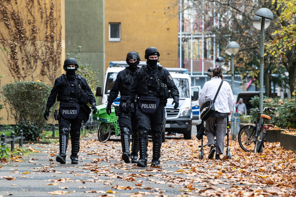 Polizeibeamte gehen zu einem Wohnhaus an der Gitschiner Straße. Am Morgen wurden bei einer Razzia in Berlin 18 Objekte durchsucht.