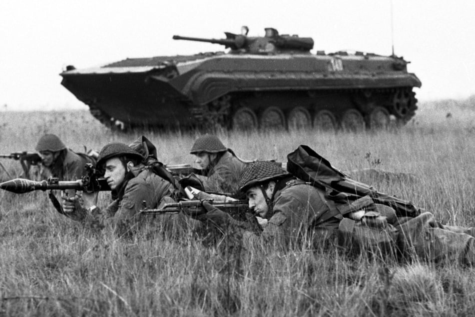 Soldaten der Nationalen Volksarmee bei einer Übung: Die Satelliten sollten Bewegungen der Truppen des Warschauer Paktes aufklären.