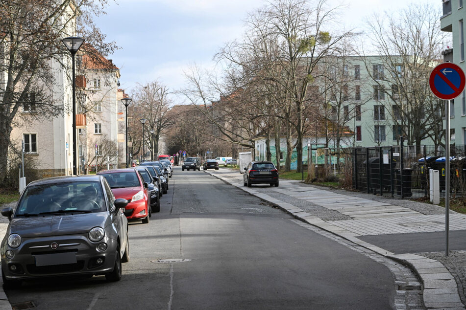 Auf der Seidnitzer Straße ist das Parken auf dem rechten Gehweg nicht mehr erlaubt.