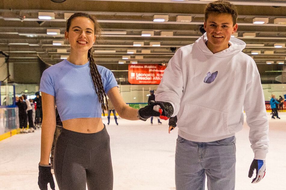 Eislaufen im Sommer - Sophie Ramensky (17) und Florian Otto (18) fanden das prima.