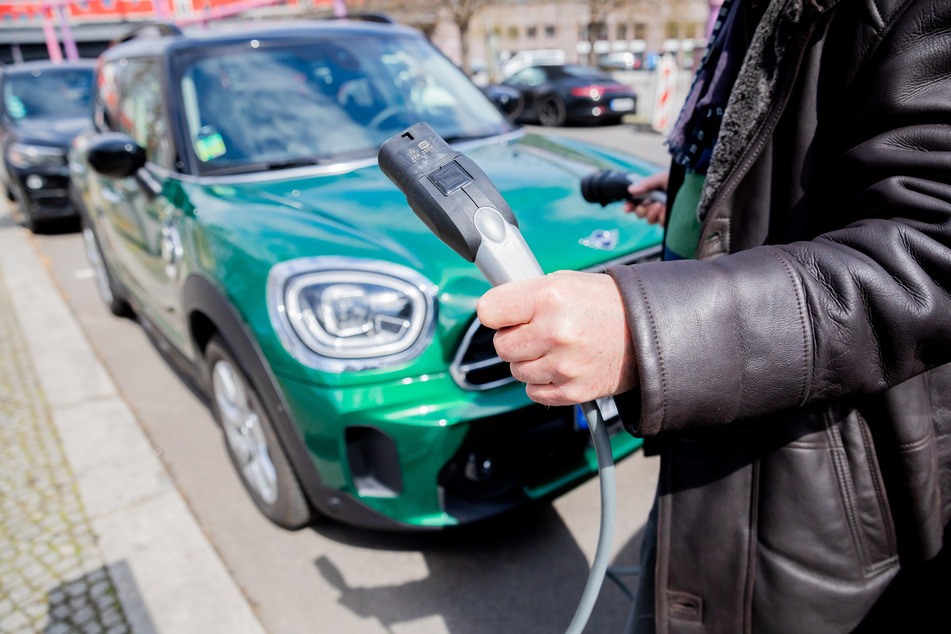Die höchste E-Auto-Dichte gibt es in Bundesländern, in denen Autohersteller ihren Sitz haben: Baden-Württemberg, Bayern, Niedersachsen und Hessen.