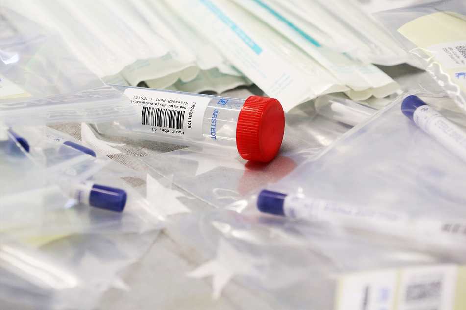 Corona-Testkits liegen auf einem Tisch. In Mülheim an der Ruhr wurden mehrere aus einem Schnelltestzentrum gestohlen (Symbolbild).