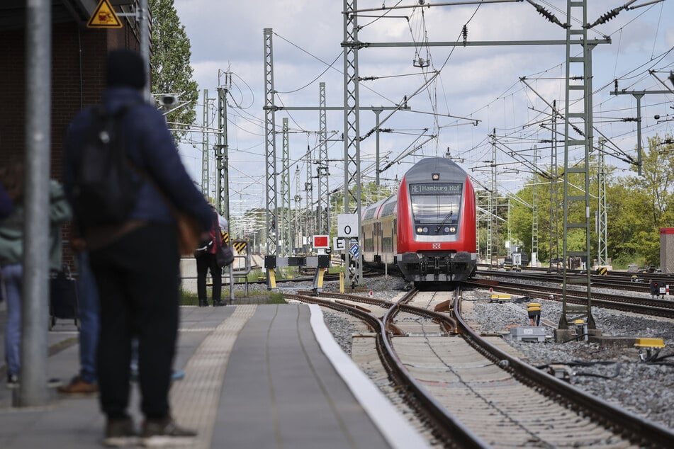 In einem Regionalzug der Deutschen Bahn Richtung Köln soll es am Mittwoch (27. Juni) zu einer sexuellen Belästigung gekommen sein. (Symbolbild)