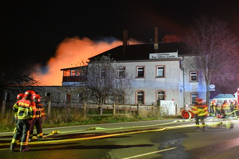 Am Dienstagabend brannte im Leisniger Ortsteil Minkwitz ein Teil des örtlichen Gasthofes "Zur Alten Linde" aus. Zeugen hatten das Feuer gemeldet.