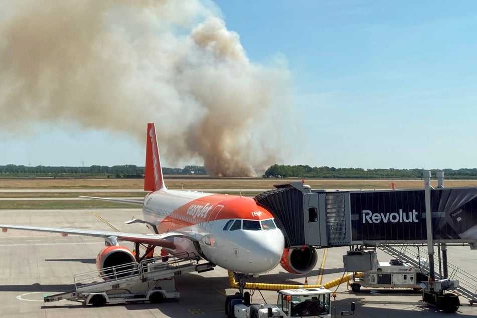 Vom Flughafen aus ist die Rauchwolke deutlich zu erkennen.