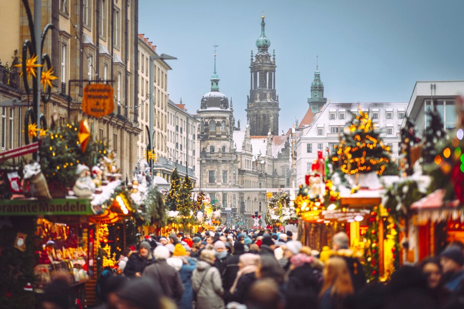 Die vielen geschmückten Stände des Striezelmarkts stimmen wunderbar auf die Weihnachtszeit ein.