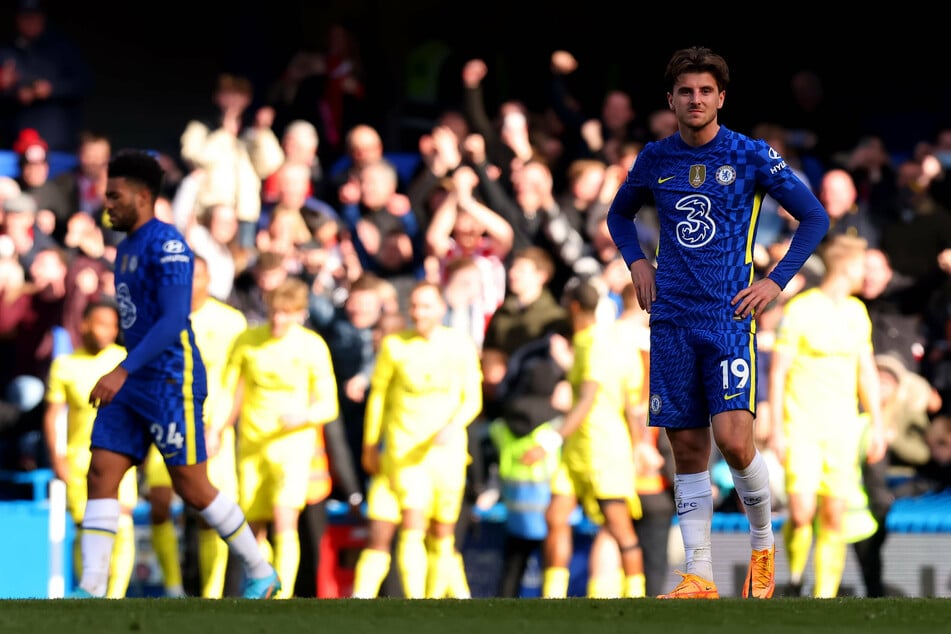 Reece James (l.) and Mason Mount look dejected as Chelsea suffers a shock 4-1 defeat to Brentford at home.