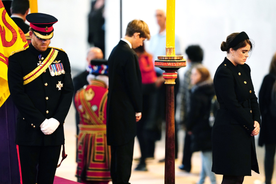 Prinz Harry (38, l.) trug bei der Totenwache eine Militäruniform.