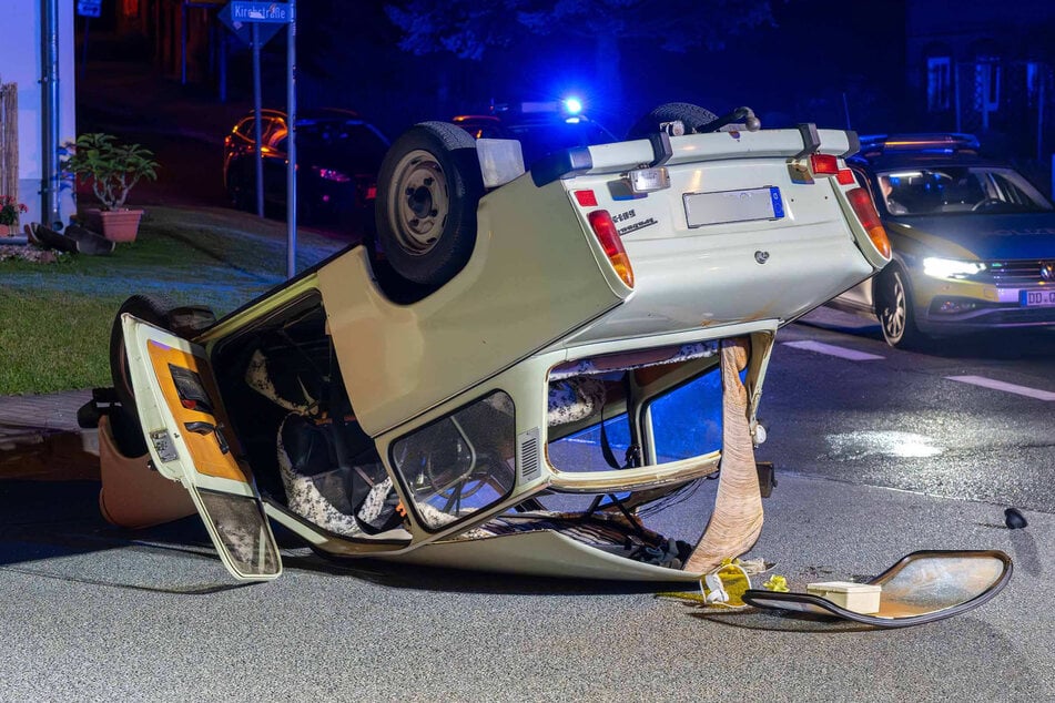 In einer Rechtskurve überschlug sich der Trabant und blieb auf dem Dach liegen.