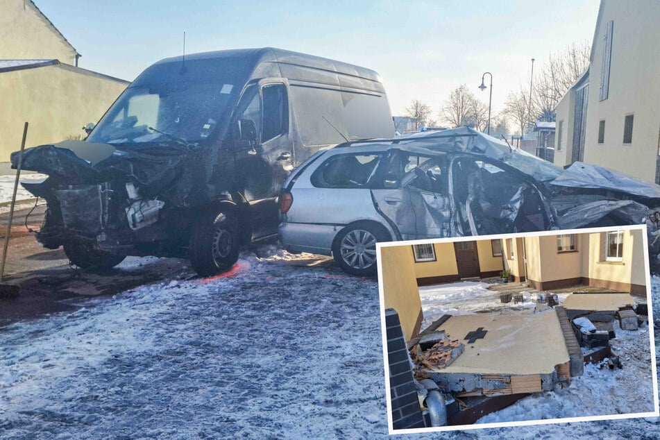 Transporter und Auto schleudern nach Crash gegen Hauswand, Beifahrerin (†80) stirbt