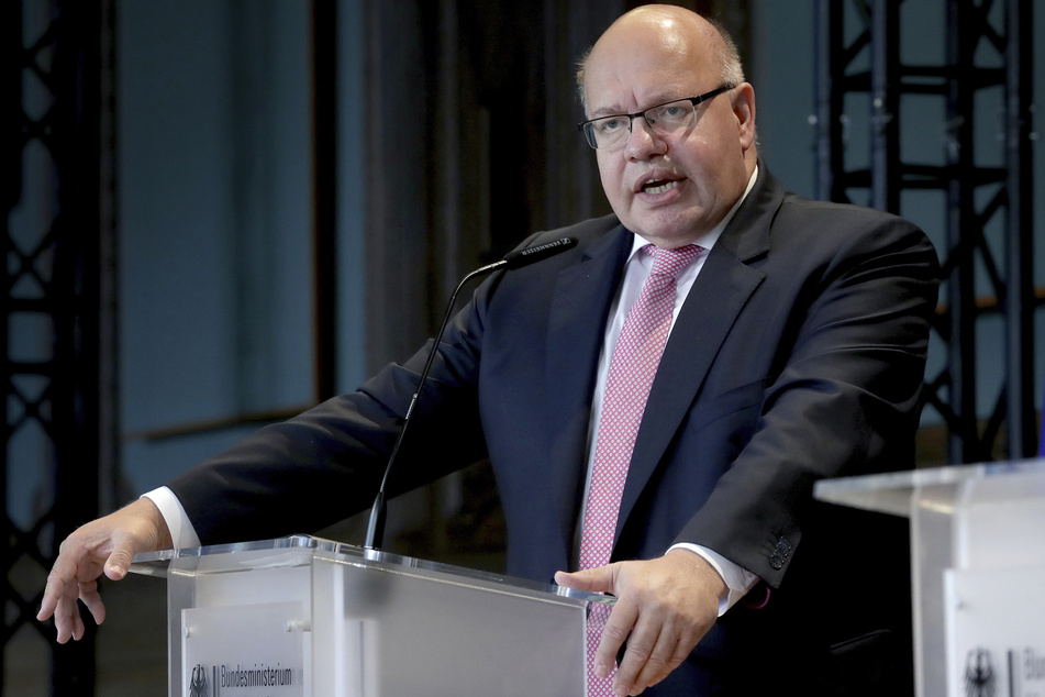 Peter Altmaier (62, CDU), Bundeswirtschaftsminister, gibt gemeinsam mit der Vizepräsidentin der Europäischen Kommission vor dem "Europäischen Tag des Wettbewerbs" im Bundeswirtschaftsministerium eine Pressekonferenz.