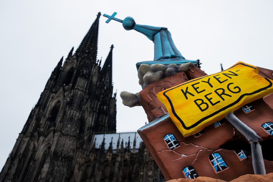 Greenpeace protestierte am Rosenmontag mit dem Karnevalswagen des Düsseldorfer Wagenbauers Jacques Tilly gegen die Klimapolitik der NRW-Landesregierung.