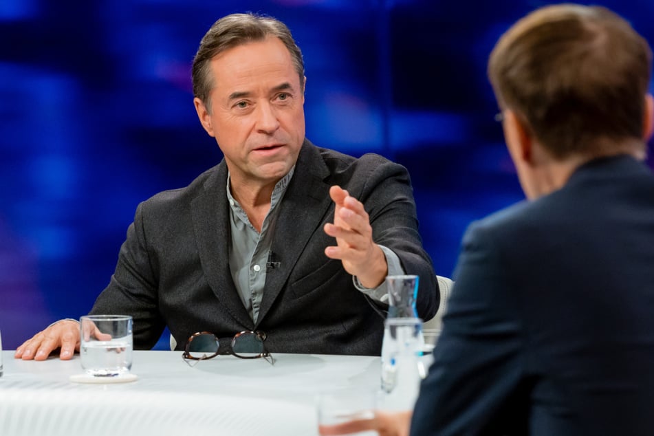 Jan Josef Liefers (57/l.) diskutiert mit SPD-Gesundheitsexperte Karl Lauterbach (58) bei Maybrit Illner über die Corona-Politik.
