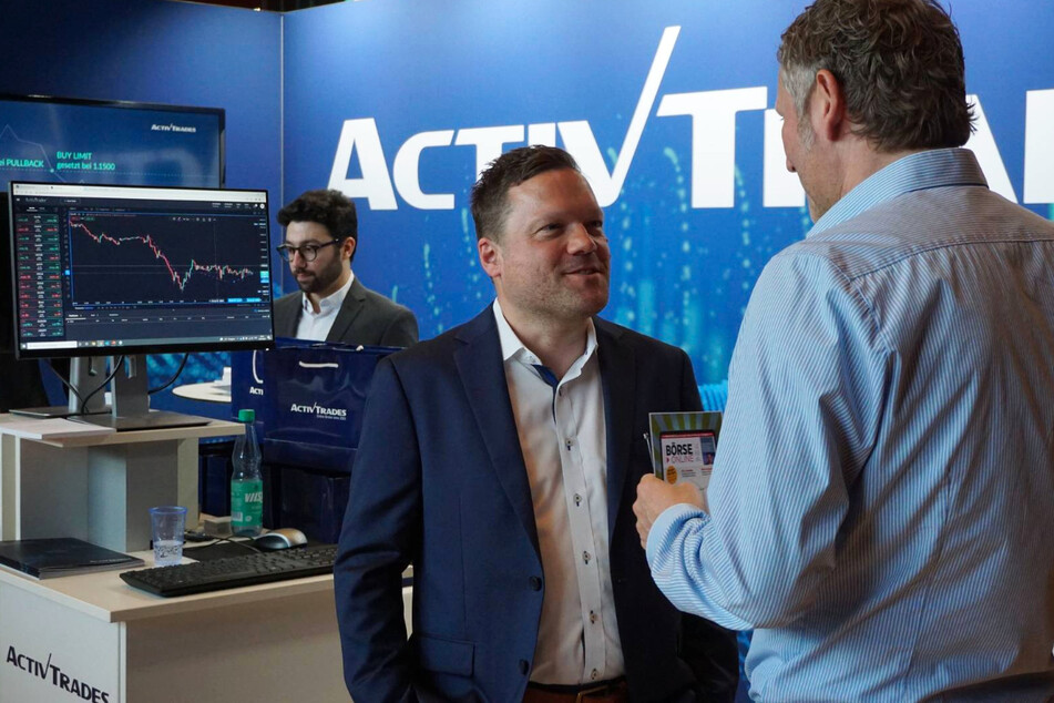 Rege Diskussion über aktuelle Aktien-Trends.